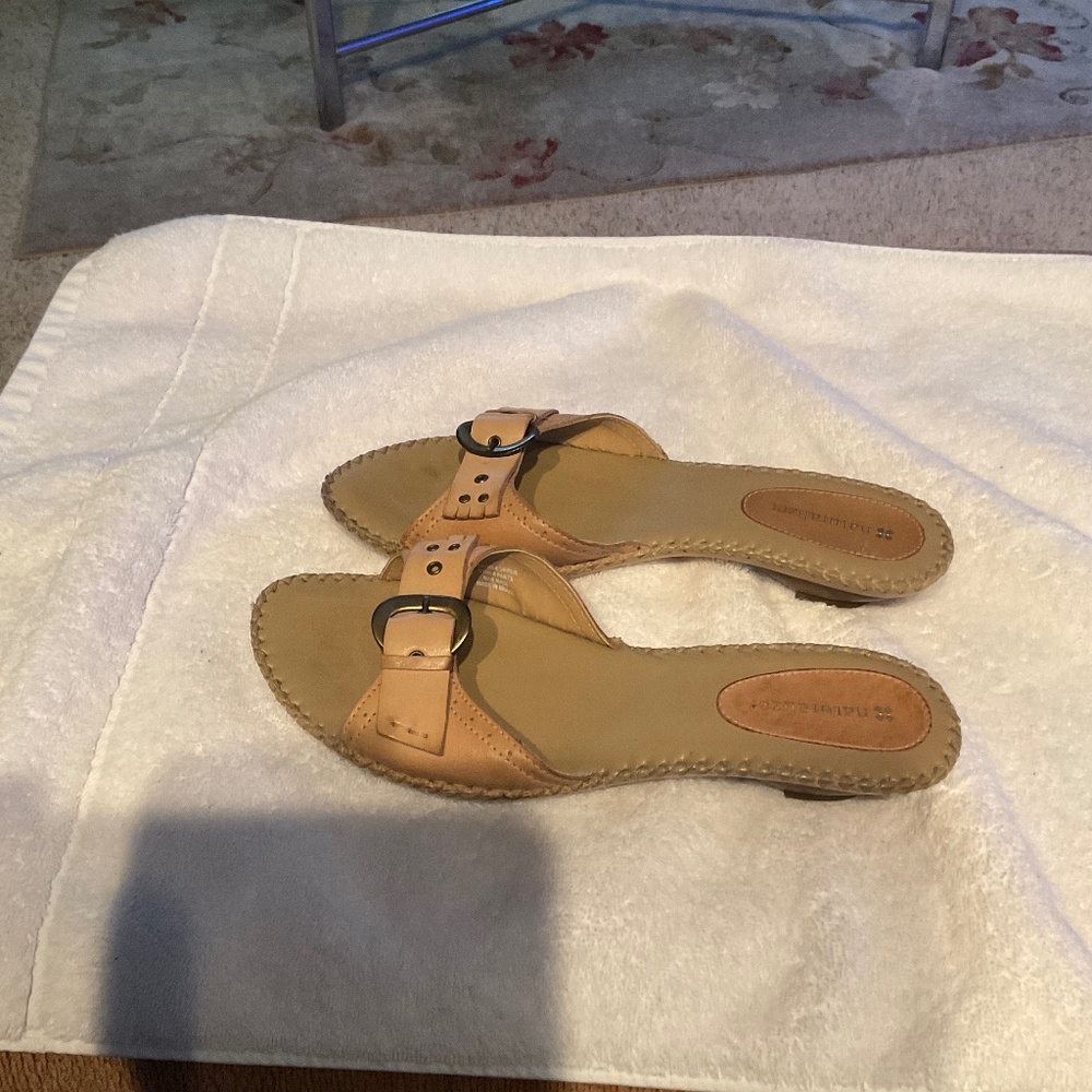 Naturalized Kitten-heel slide